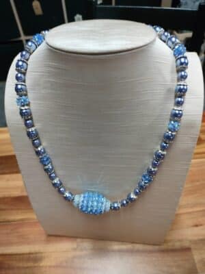 Ovaal peyote korte ketting met parels en kralenkapjes